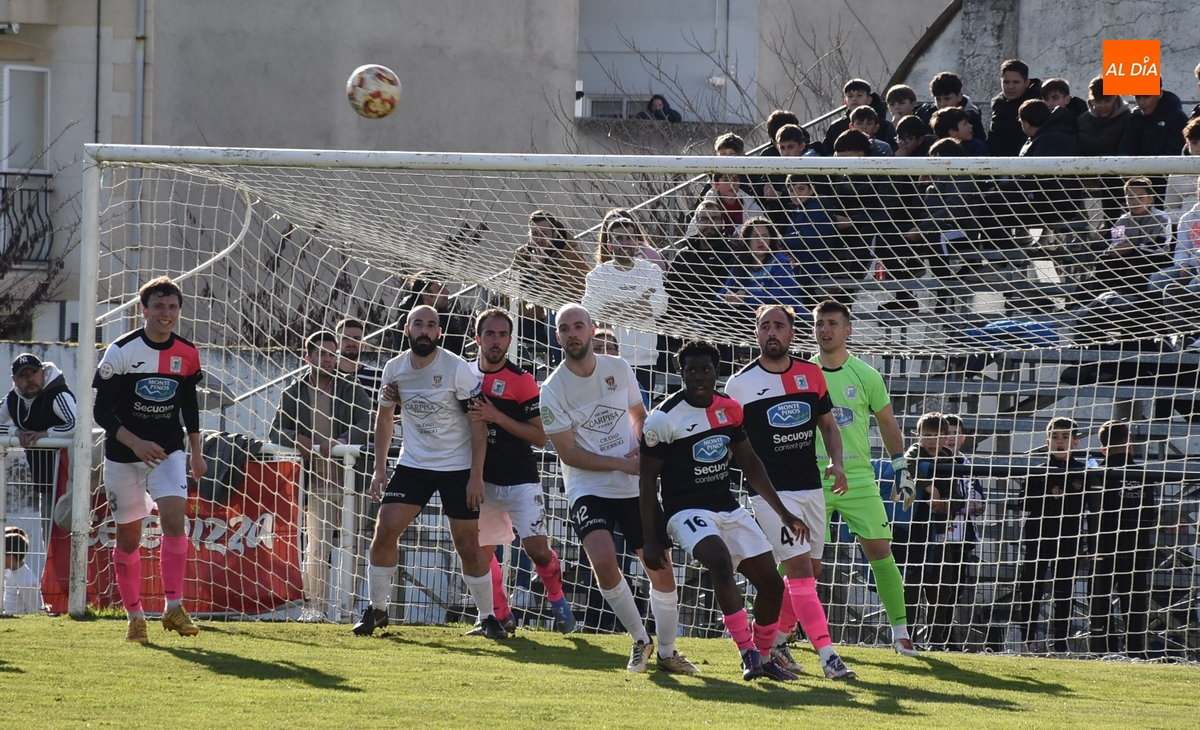 Debacle del Ciudad Rodrigo ante un rival directo, el Almazán, que deja de serlo
