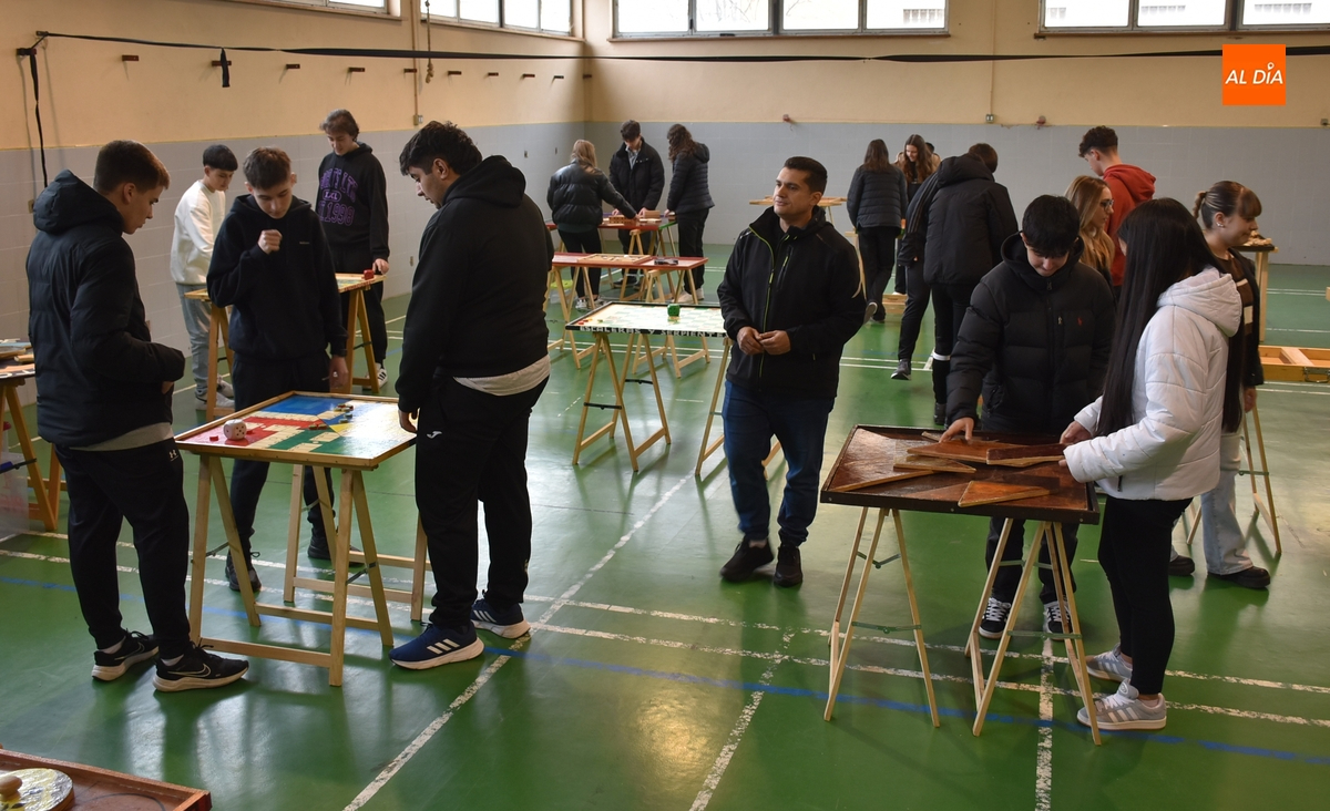 El IES Tierra cierra con juegos de madera gigantes y un Flea Market sus Jornadas Culturales