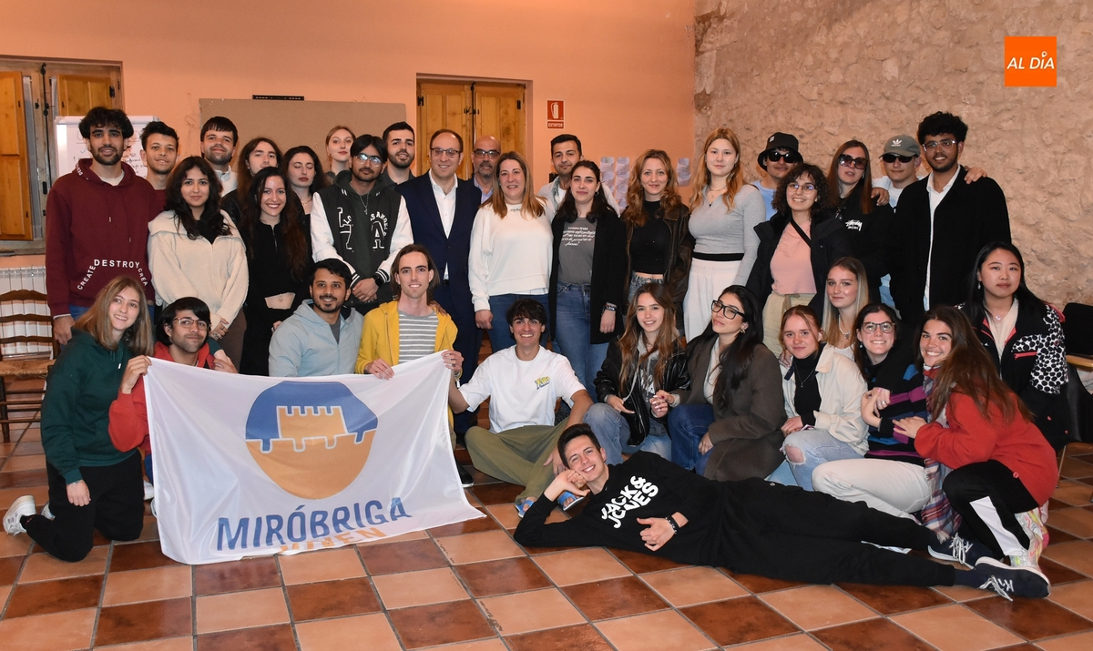 Los jóvenes participantes en el intercambio europeo reciben la visita del Equipo de Gobierno