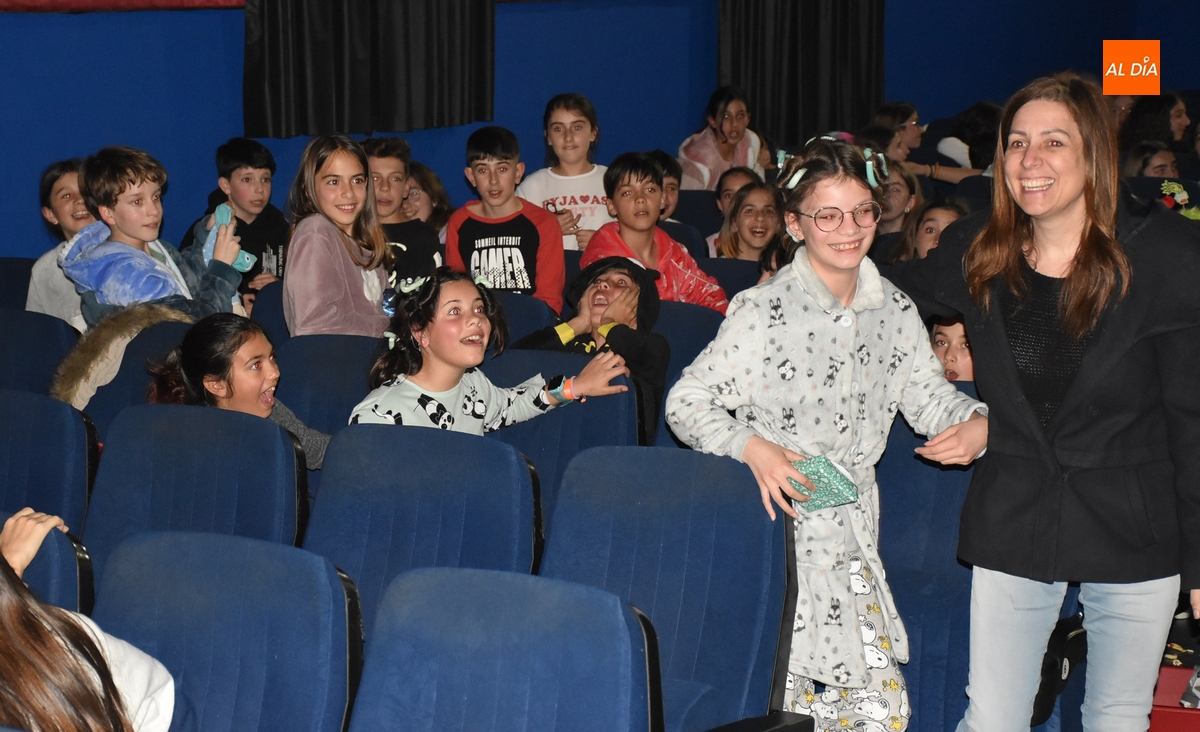 120 adolescentes disfrutan de ‘Mufasa’ y degustan pizzas en la ‘2ª Noche de Pijamas’