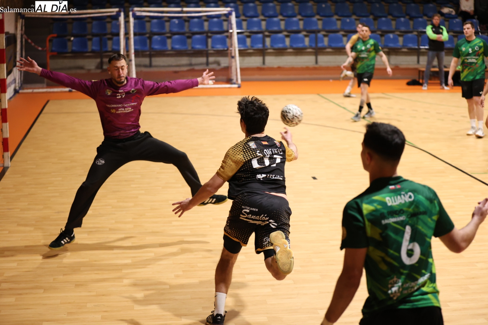 El BM Salamanca supera con claridad al Camargo (31-20)