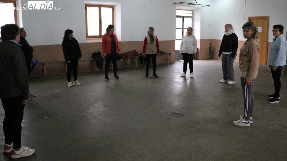 Una quincena de mujeres participan en Peralejos de Abajo en un taller de gimnasia