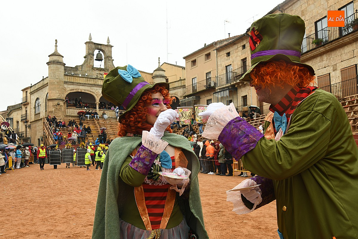La lluvia acompaña un desfile de disfraces con mayor participación en el que intervino hasta Trump