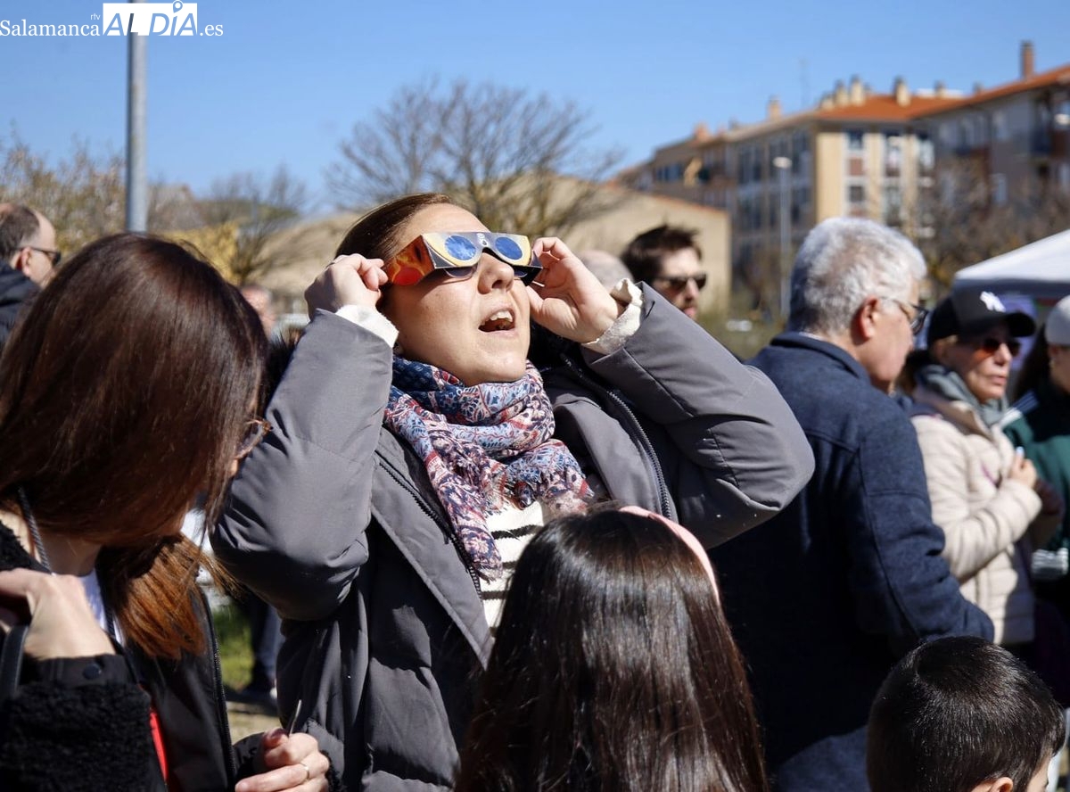 El eclipse parcial de Sol deja atónitos a los salmantinos (FOTOS) 