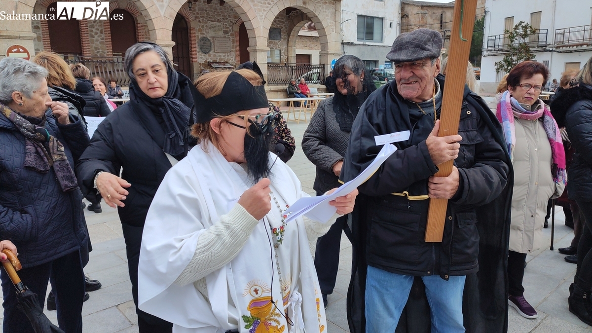 En Villarino ponen punto final al Carnaval con un divertido entierro de la sardina