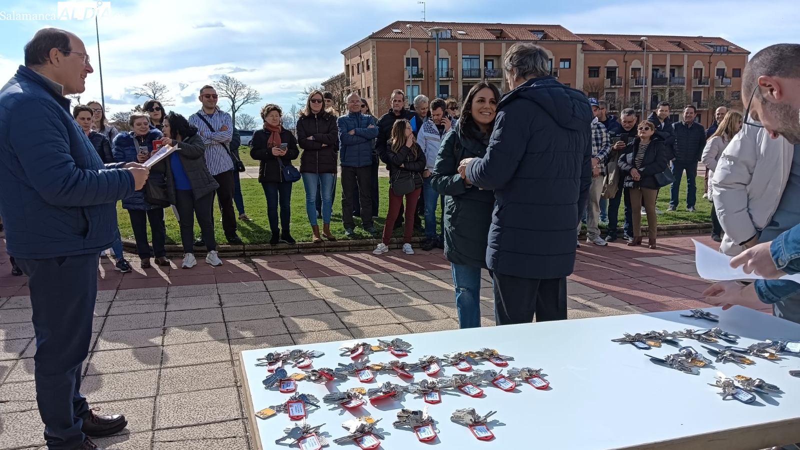 FOTOS | Ilusión y felicidad: Entregadas las llaves de las 48 nuevas viviendas de alquiler en Pizarrales 