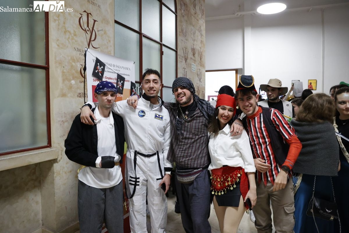 VÍDEO Y FOTOS | Disfraces y buen ambiente en las fiestas de Traducción y Documentación 