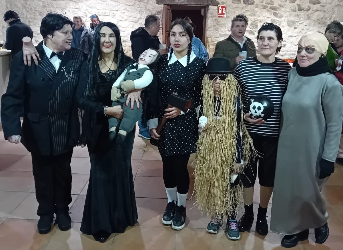 Los vecinos de Cipérez disfrutan de un Carnaval lleno de color y originalidad