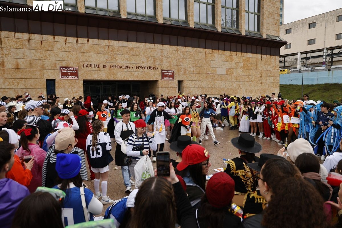 Imaginación y diversión en un gran desfile de disfraces por las fiestas de Enfermería y Fisioterapia (FOTOS y VÍDEO)