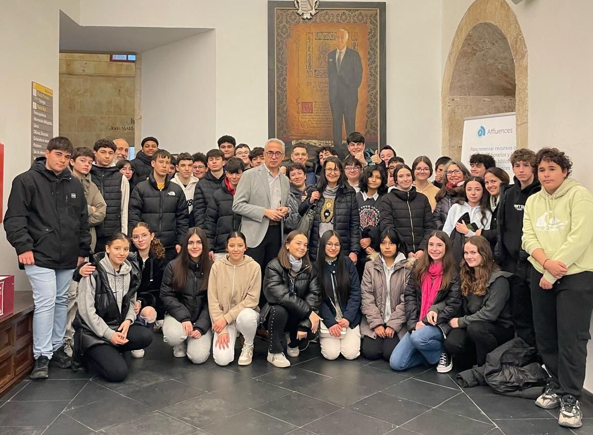 Los alumnos del IES Mateo Hernández descubren el quirófano de los libros antiguos en la Biblioteca de la Universidad Pontificia 