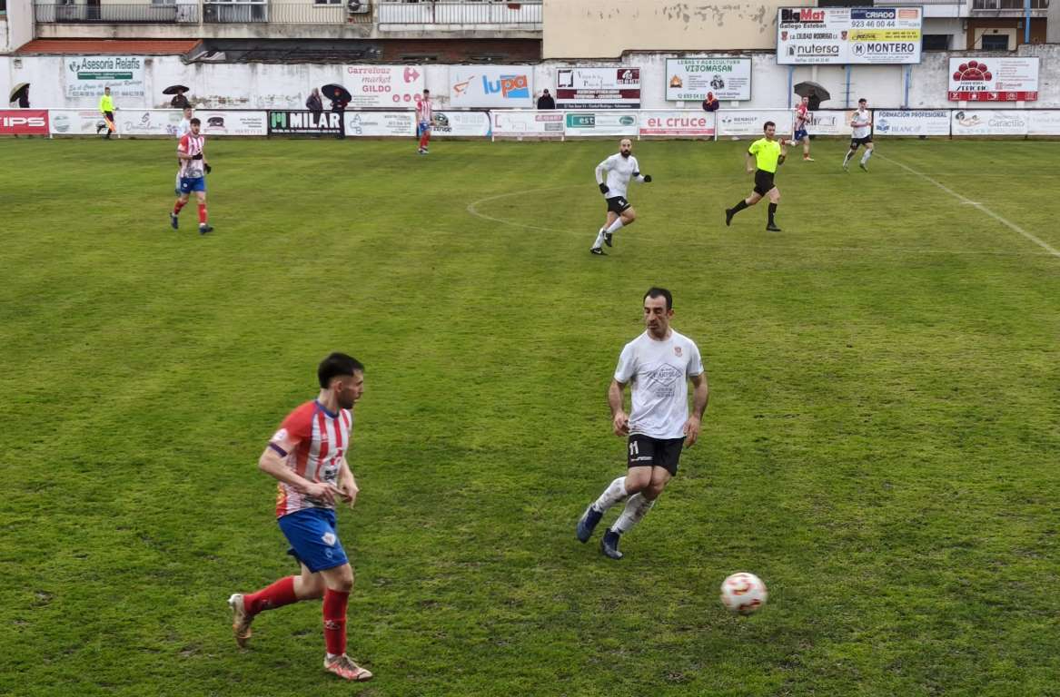 El Ciudad Rodrigo Senior se da en pleno Carnaval un festín clave para la salvación