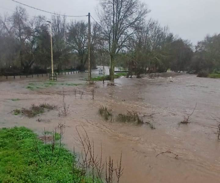 El Río Burguillos genera problemas en Agallas debido a su crecida