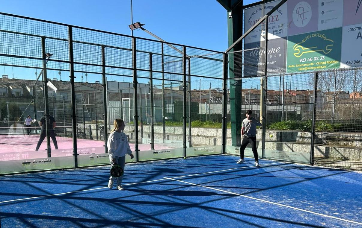 Alumnos de 4º de la ESO del IES Tierra prueban el pádel