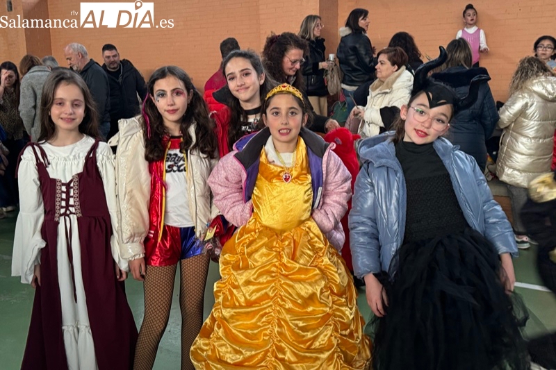 Bailes, fantasía, chuches y solidaridad, protagonistas del gran baile infantil de carnaval