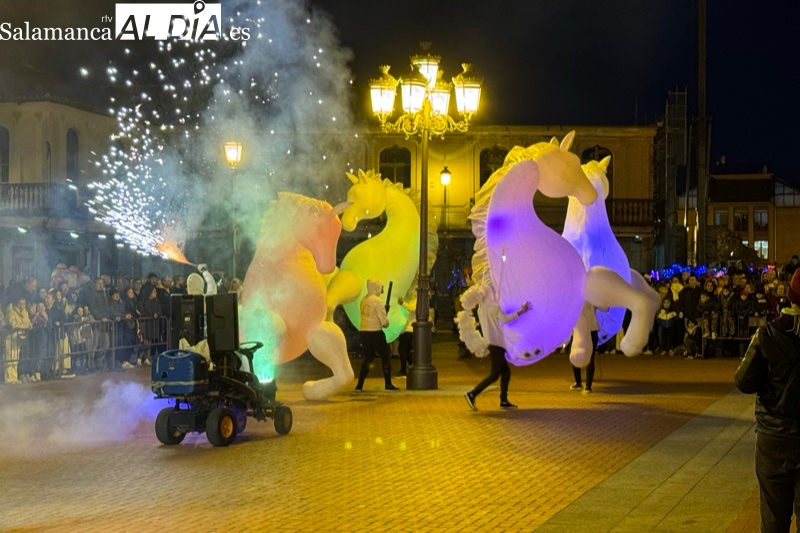 Multitudinario Martes de Carnaval, con emocionados y solidarios ganadores del concurso: Arco Iris, Entre Candilejas y Los Furbys del 98