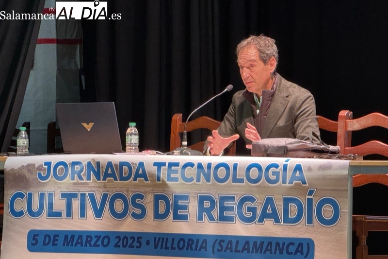 El director de Política Agraria Comunitaria, Ángel Gómez, presenta la nueva PAC en Villoria, dentro de una jornada dedicada a tecnología y regadío 