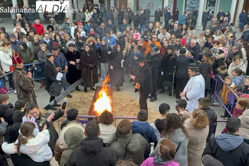 Letanías, carcajadas y gran ambiente para despedir al carnaval con el tradicional Entierro de la Sardina