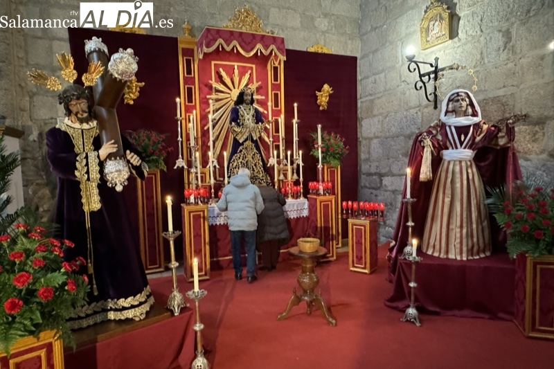 Cientos de cofrades y devotos cumplen con la tradición en el histórico besapiés a Jesús de Medinaceli