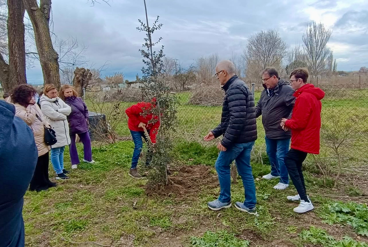 Villoria planta ‘El Bosque de Belén’ como homenaje a su inolvidable profesora