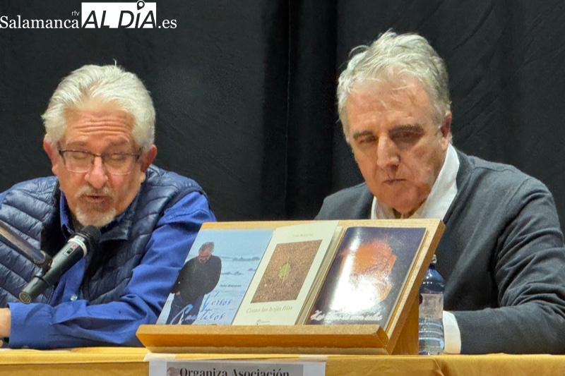 Toño Blázquez muestra su reflexión más personal y directa en la presentación de ‘Como las hojas frías’ en Macotera