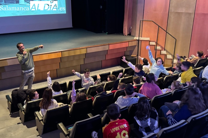 Germán, nieto del histórico escritor Miguel Delibes, muestra la cara más curiosa y desconocida del escritor a los alumnos del CEIP Miguel de Unamuno