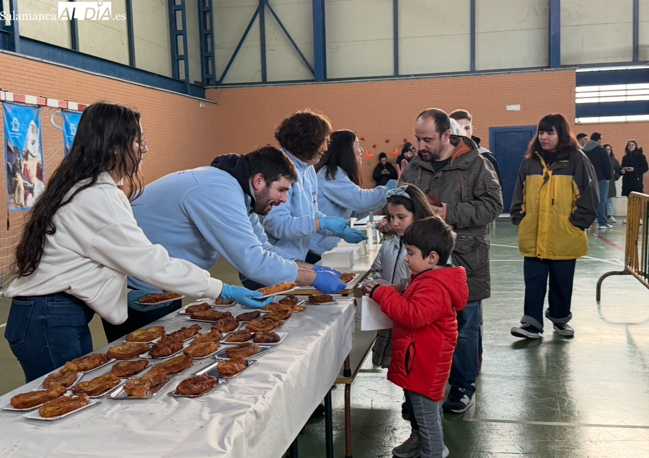 Una masiva respuesta vecinal llevan al éxito la Torrijada Solidaria de la Cofradía Vera Cruz