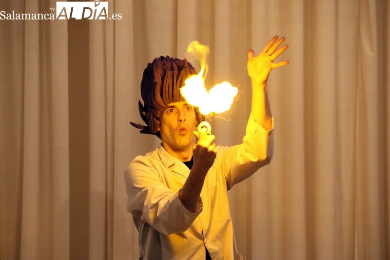 Circociencia juega con fuego para cerrar la Semana Cultural de la Ciencia en el Santa Isabel