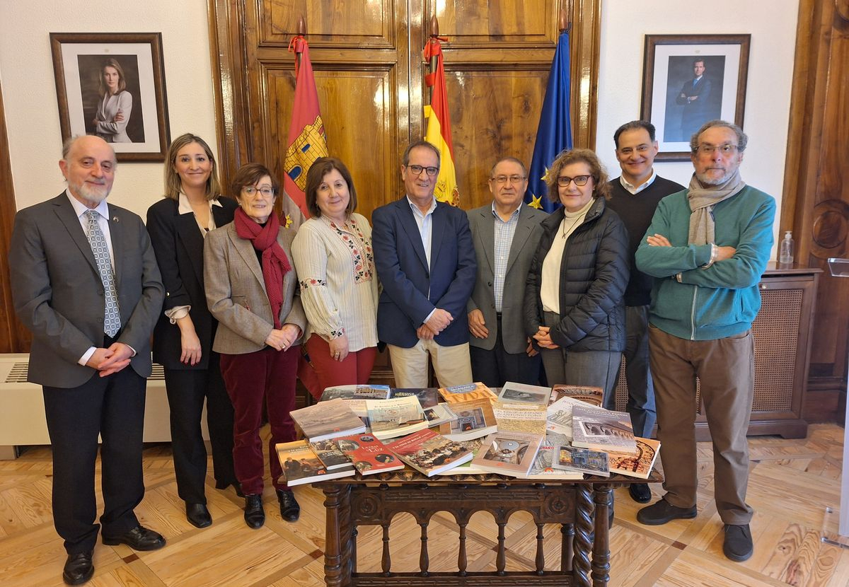 Treinta nuevos libros sobre cultura salmantina llegan a los internos de Topas