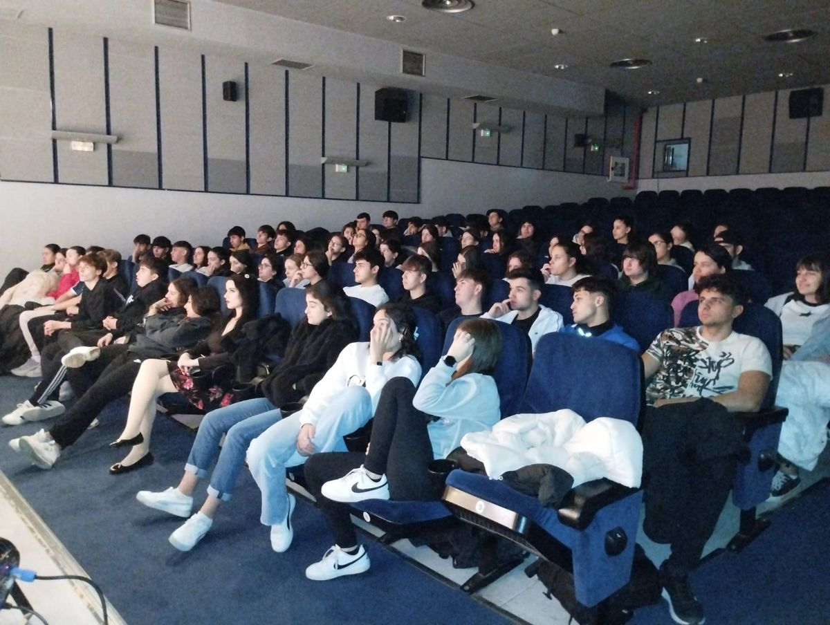 Los alumnos del instituto Torrente Ballester de Santa Marta se divierten con La familia del anticuario
