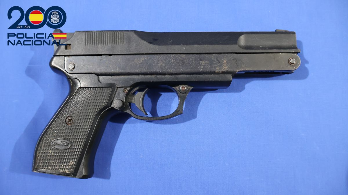 Circulan con un coche robado en sentido contrario, por las aceras y saltándose semáforos en rojo en Salamanca