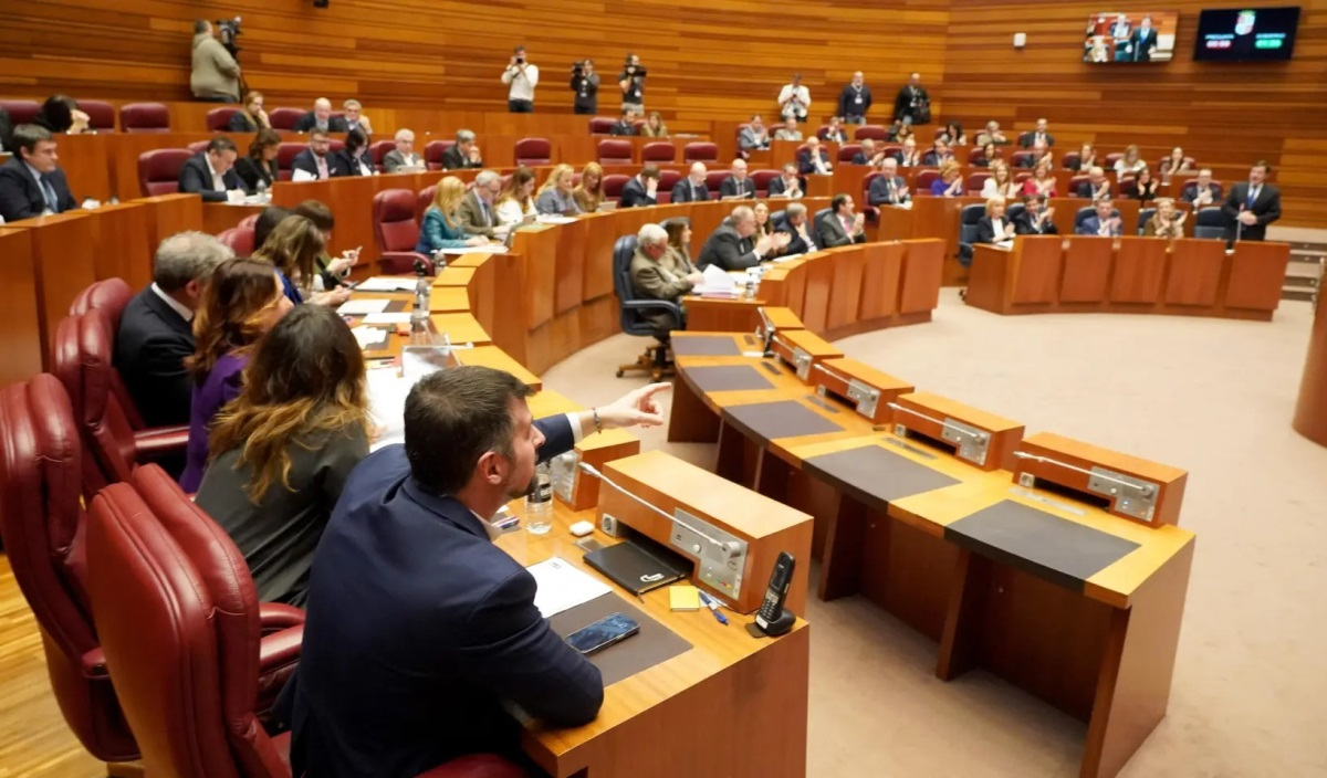 Las Cortes instan a la Junta a ejecutar la reforma de la carretera de Bocacara, Alba y Aldehuela