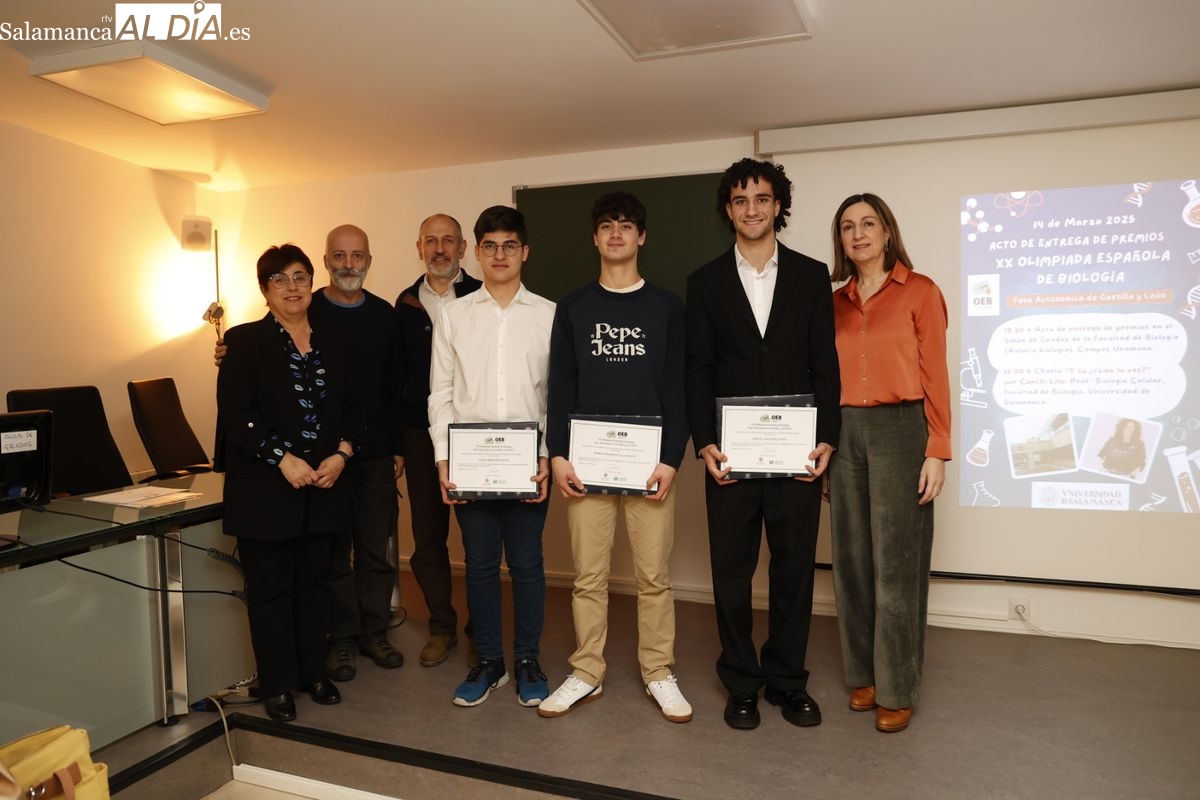 Los tres mejores alumnos de Bachillerato en las XX Olimpiadas Autonómicas de Biología reciben su premio