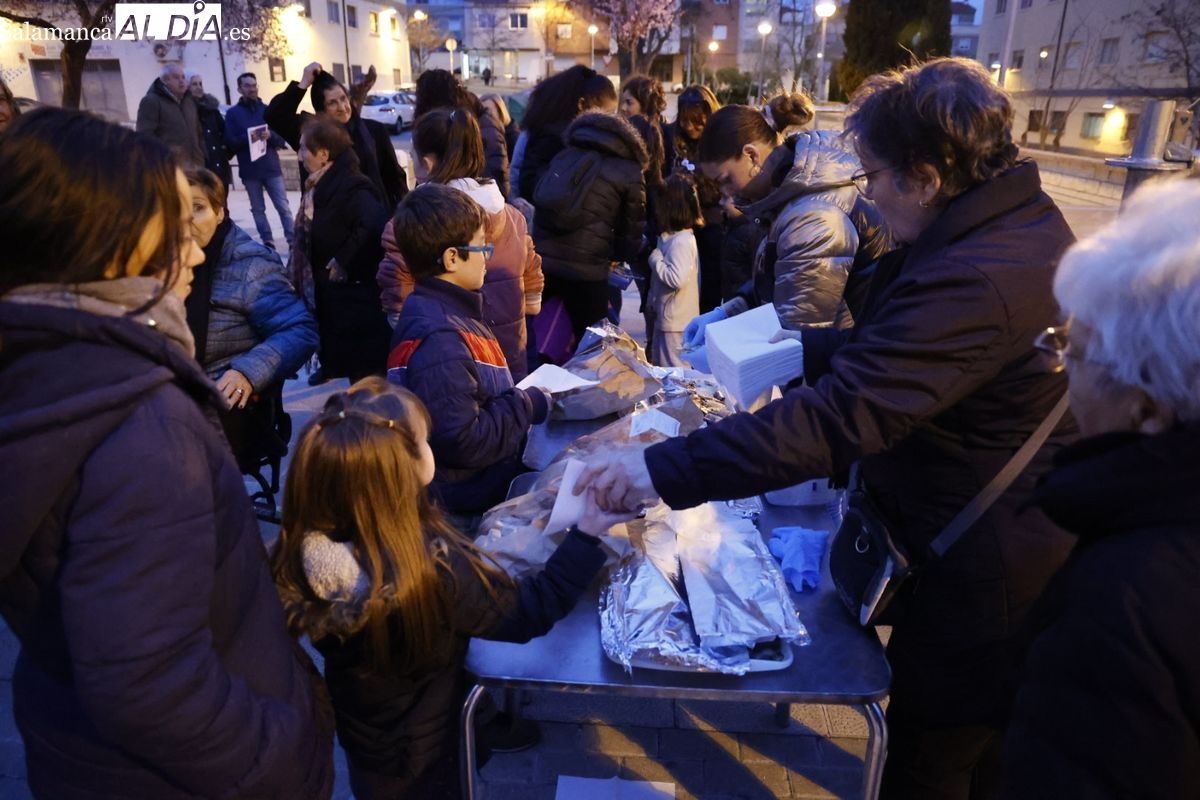 Los vecinos del Barrio Blanco despiden el Carnaval con una sardinada (FOTOS) 