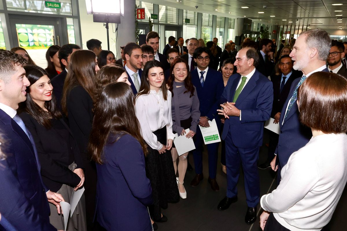 SM el Rey hace entrega de las Becas Iberdrola, que impulsan el talento, la formación de excelencia y la empleabilidad