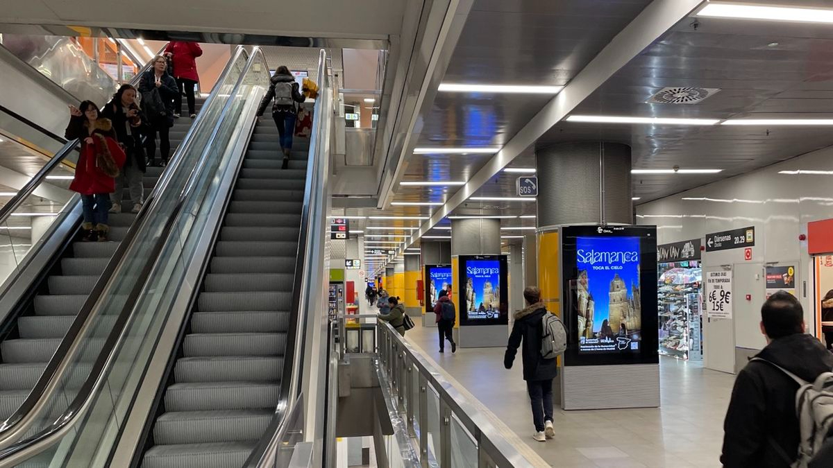 Salamanca toca el cielo, la campaña que conquista el metro de Madrid