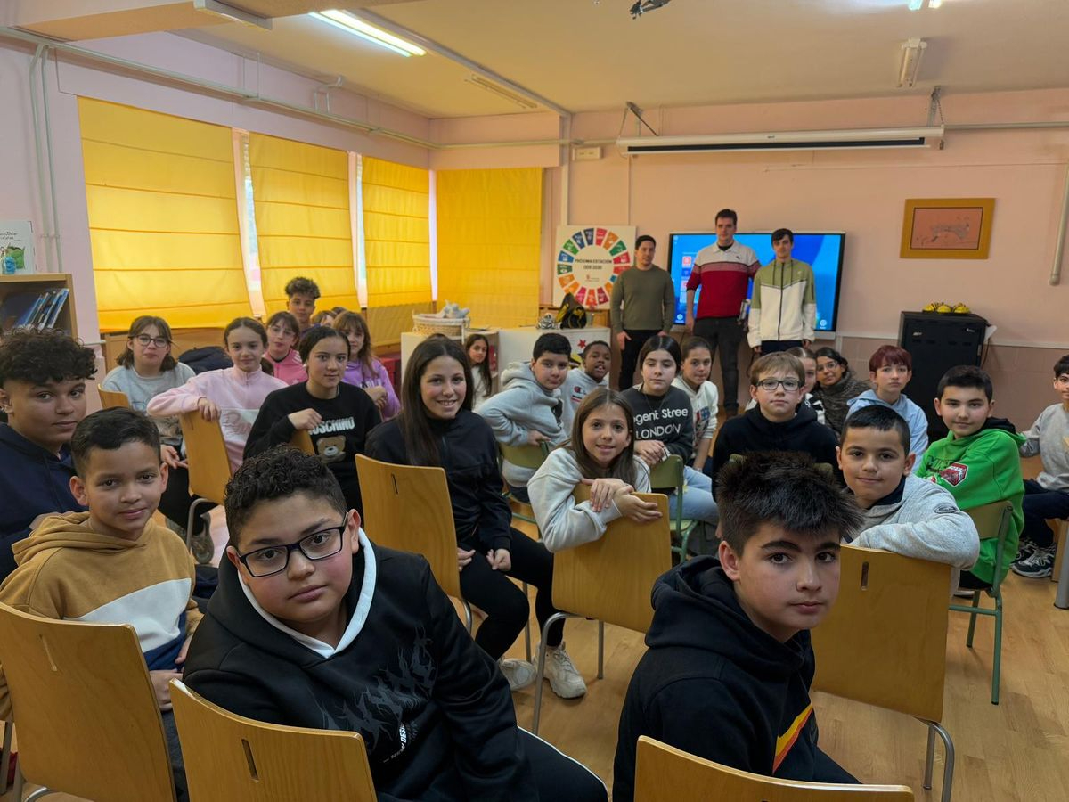 50 alumnos del colegio Carmen Martín Gaite participan en un taller sobre deporte inclusivo