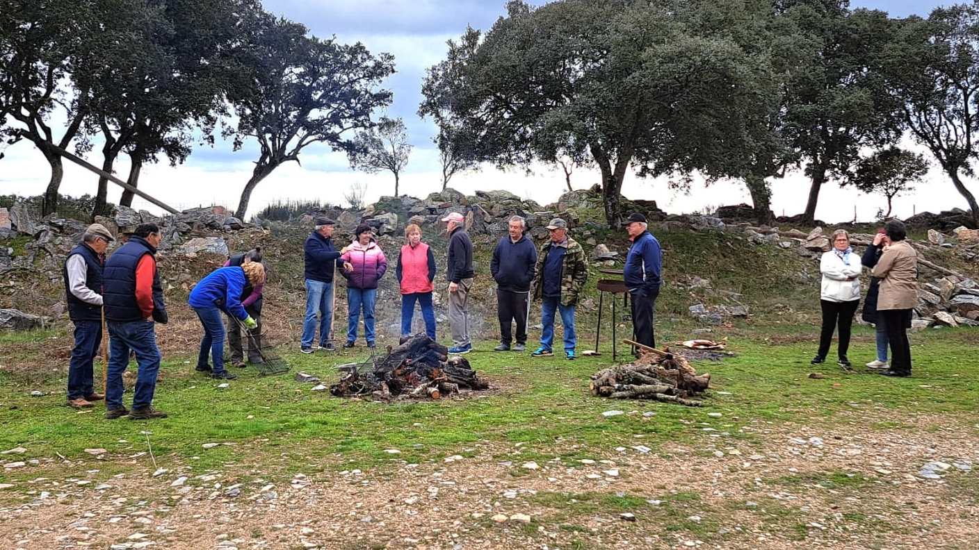 Los vecinos de Olmedo de Camaces disfrutan de una merienda tradicional en el campo