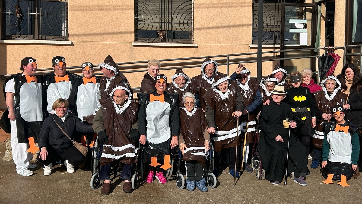  Residentes y trabajadoras de la residencia de Almendra disfrutan de un Carnaval lleno de buen humor