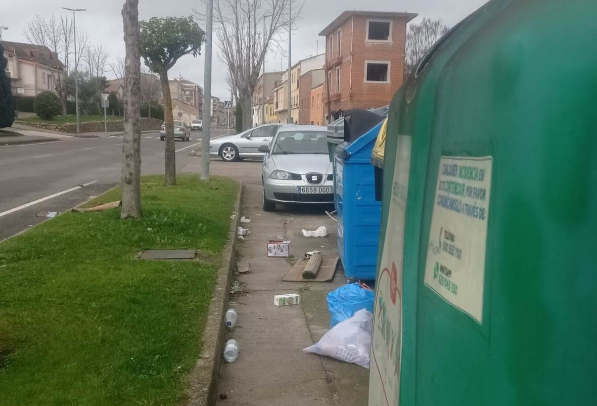Vecinos de la Avenida de Béjar denuncian la suciedad esparcida junto a sus contenedores