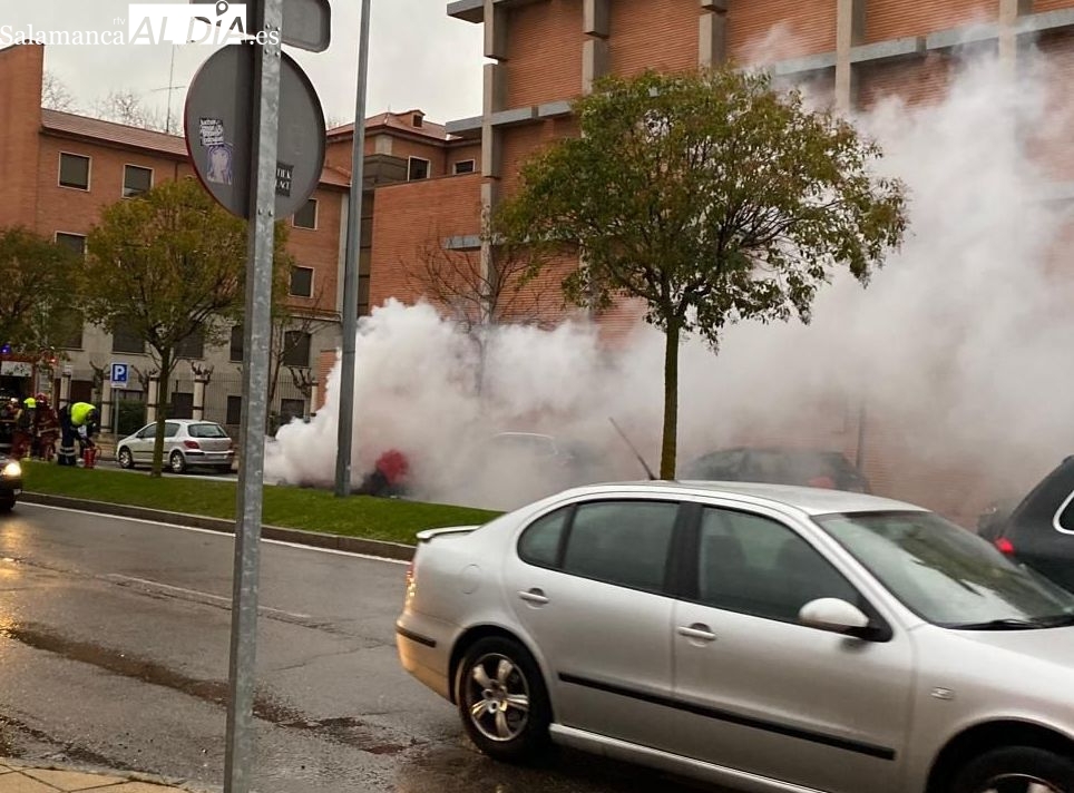 Arde un vehículo en la calle Peña de Francia