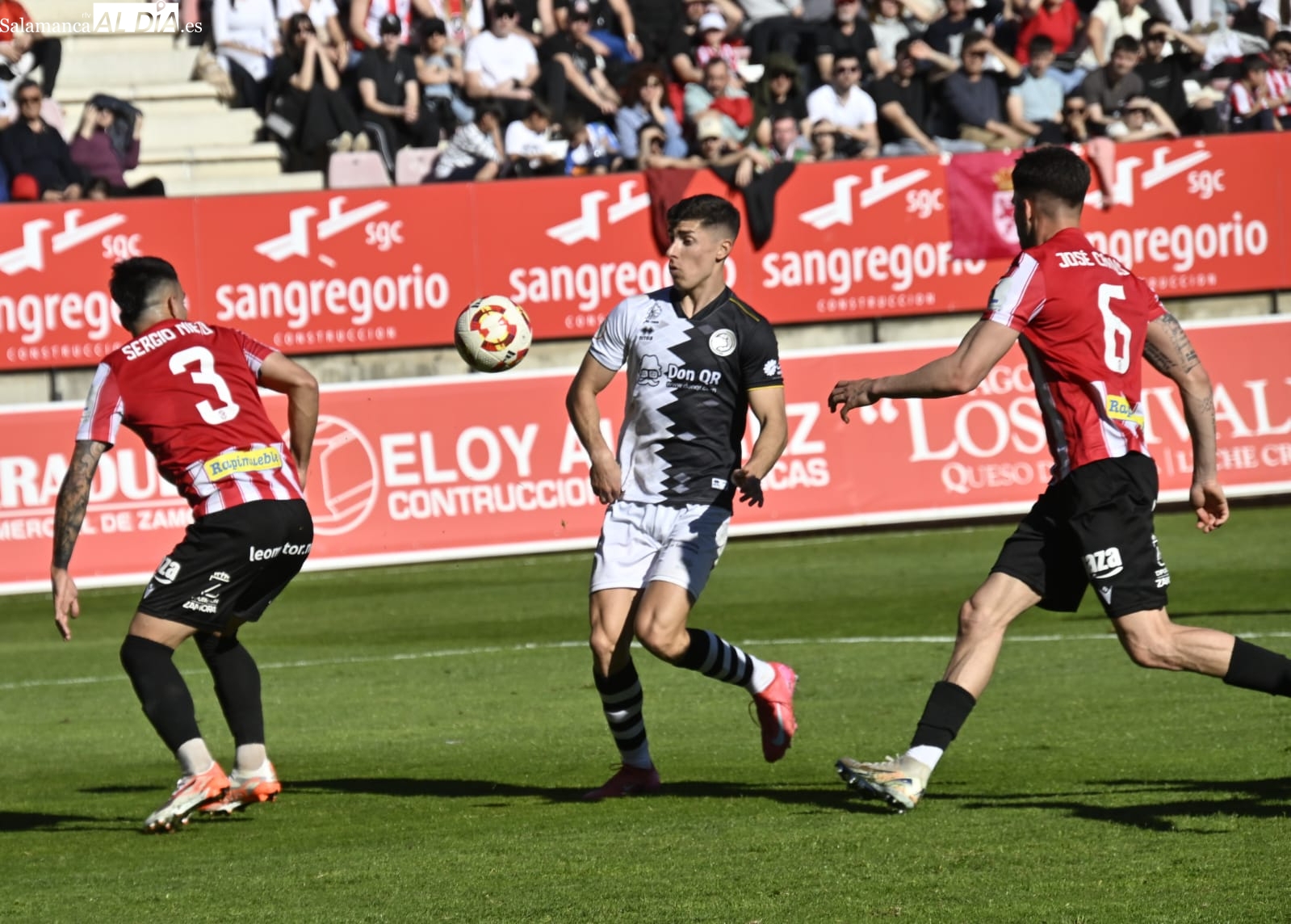 FOTOS Y VÍDEO | La roja de Mikel Serrano deja sin fuelle a Unionistas en el Ruta de la Plata y se canta el Llácer, vete ya (1-0)