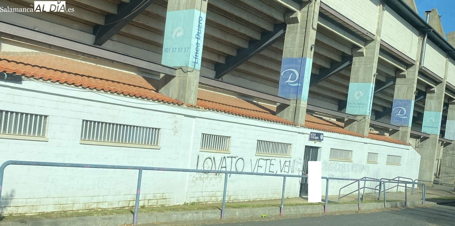 El Helmántico amanece con pintadas antes del partido del Salamanca UDS: Dueñas, vete ya, Lovato, vende y jugadores, mercenarios