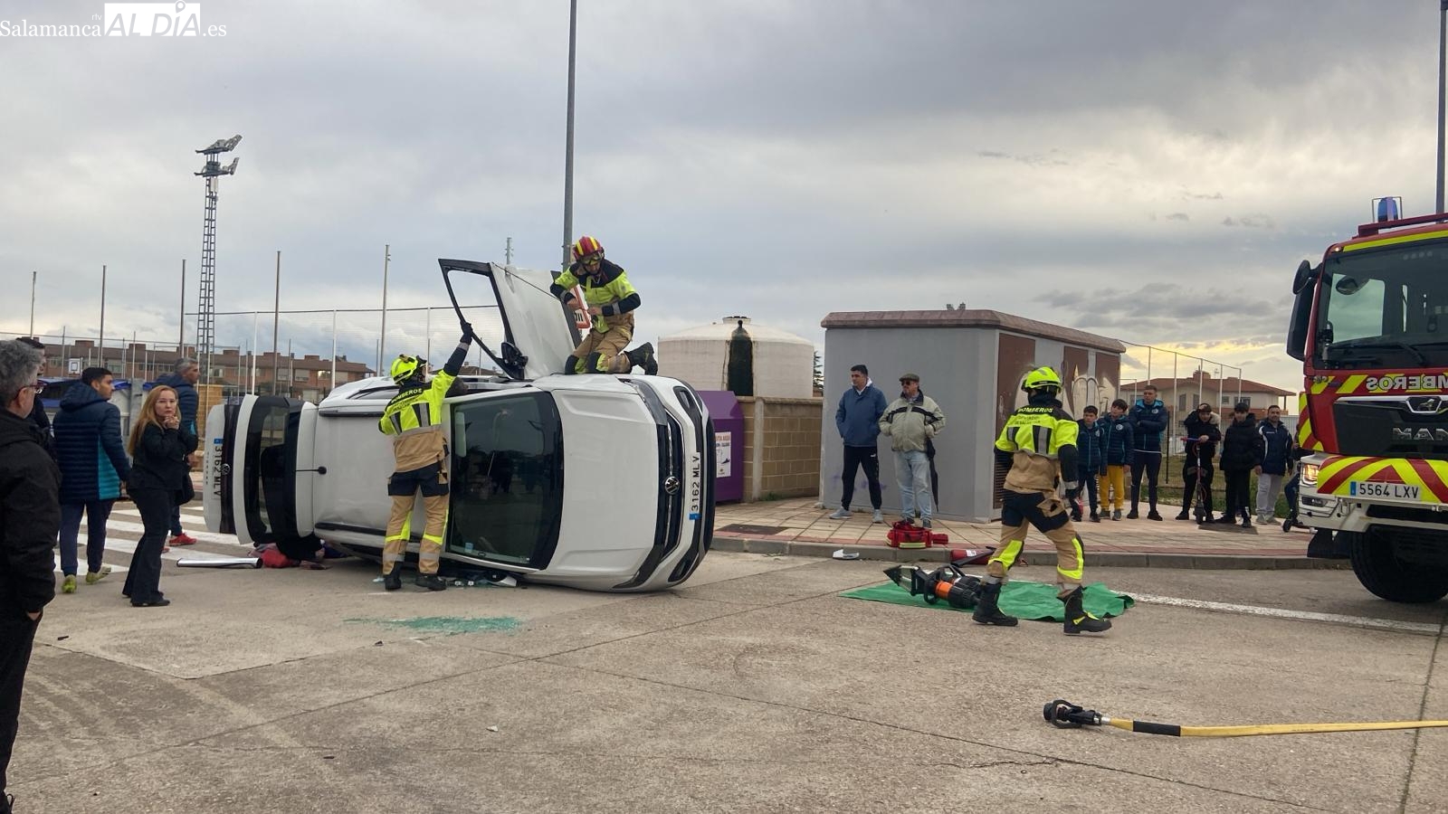 FOTOS | Los bomberos excarcelan a dos personas tras volcar un coche en Cabrerizos