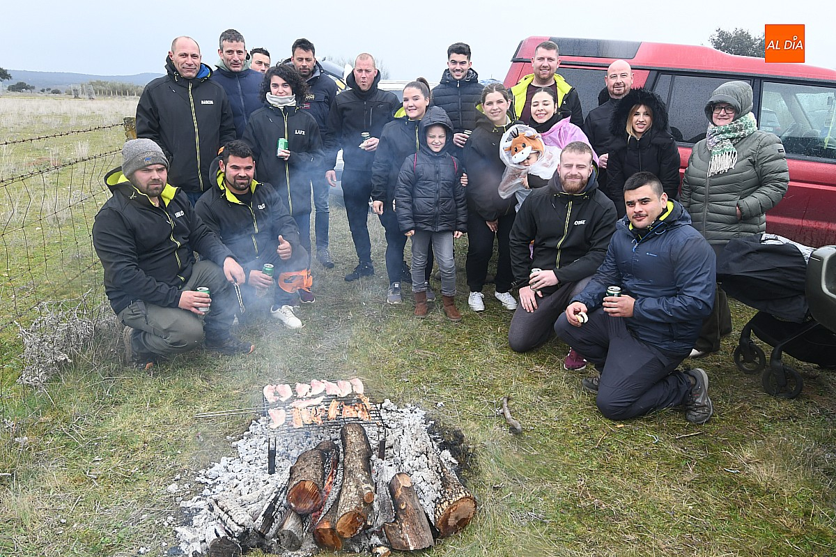 Múltiples peñas y familias disfrutan de los clásicos almuerzos camperos al hilo del encierro