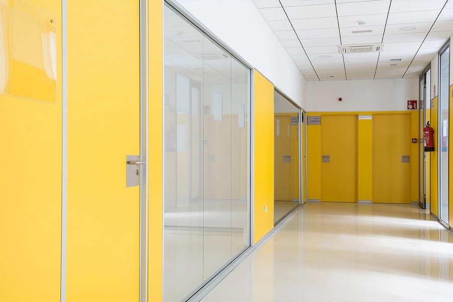 Cómo elegir las mejores mamparas de oficina para tu empresa
