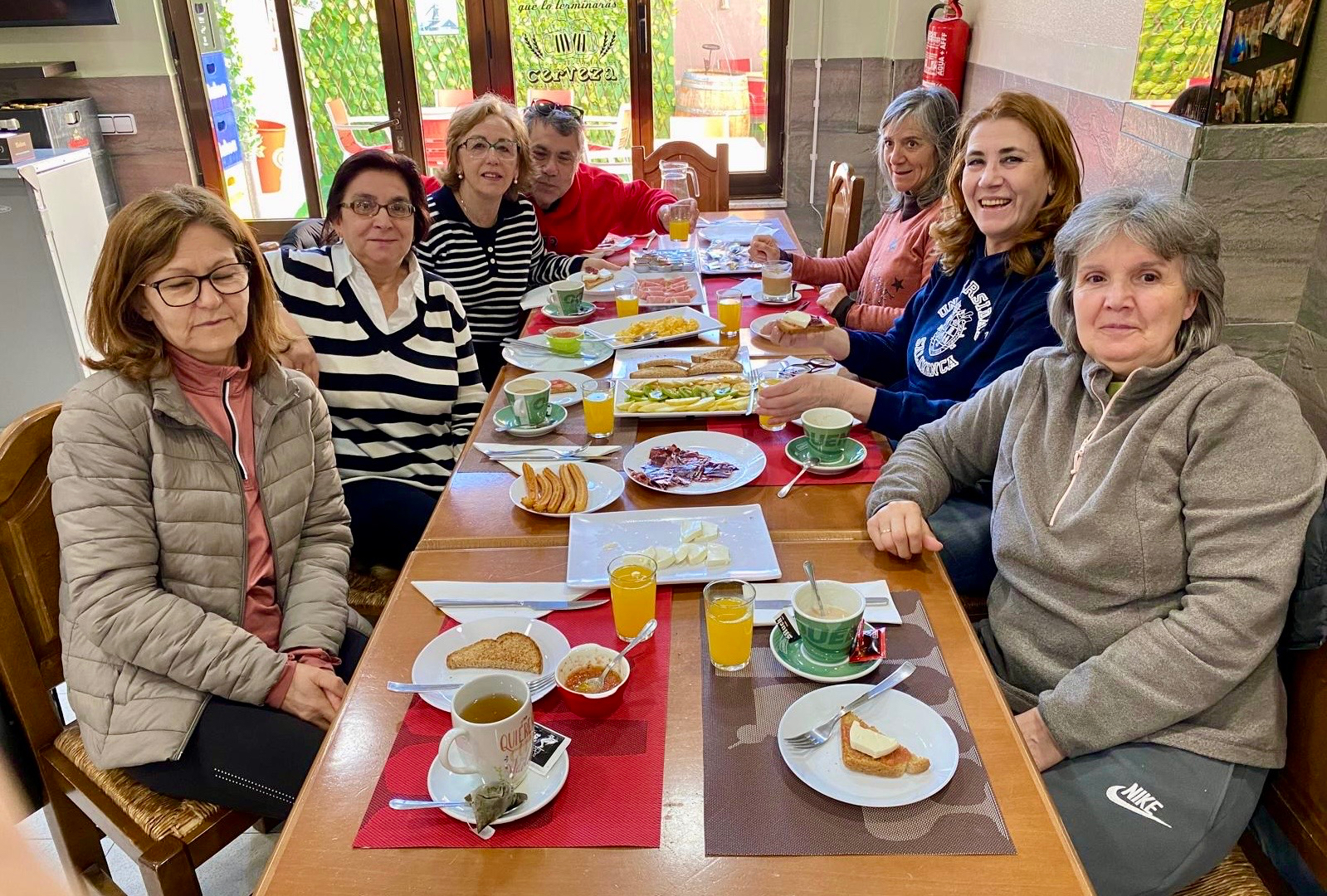 La Asociación Me Permito da la bienvenida a la primavera con un paseo y desayuno saludable en Macotera