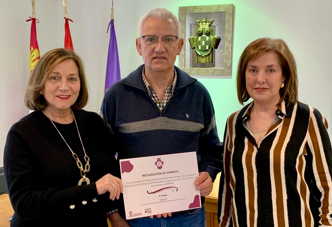 El Ayuntamiento entrega los más de 1.000 euros de la chocolatada solidaria de Carnaval a Acopedis