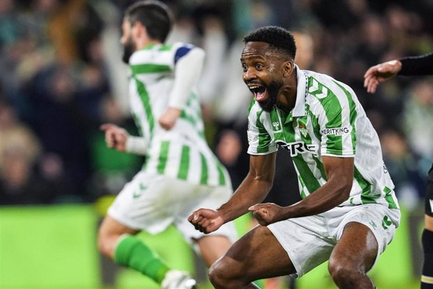Bakambu y Antony meten al Betis en cuartos de la Conference desde Guimarães (0-4)