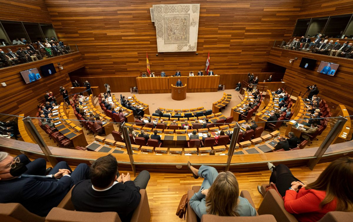 Un micrófono abierto revela críticas internas de cuatro procuradores del PSOE a Carlos Martínez