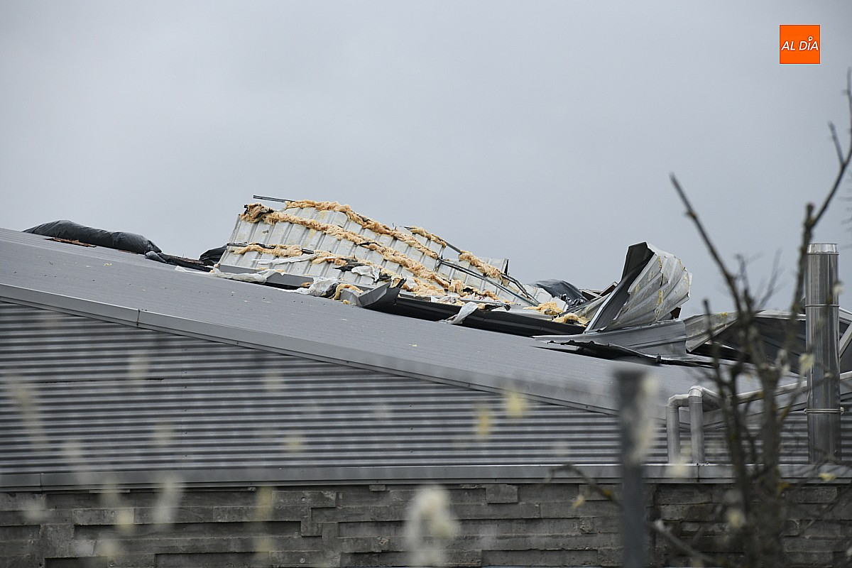 El fuerte viento destroza el tejado de la Piscina Climatizada